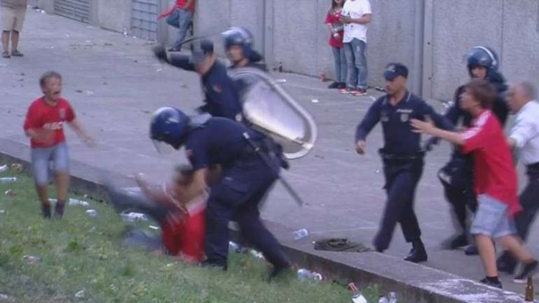 A detenção foi filmada por jornalistas que estavam no local