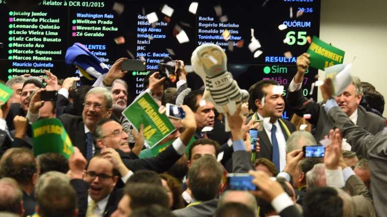 Partidos pró-impeachment comemoram o resultado da votação