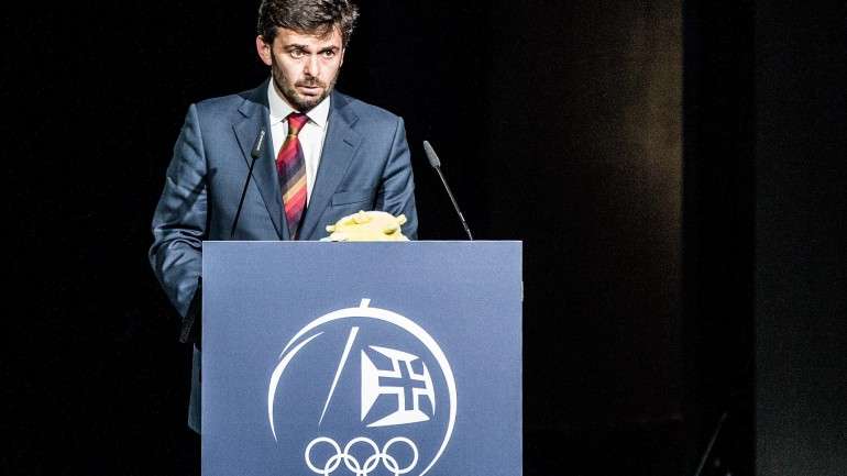 Wengorovius Meneses sai em desacordo com "política para a juventude e o desporto" e com "modo de estar no exercício de cargos públicos"