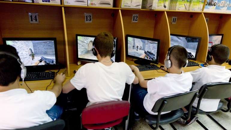 A dependência à internet &quot;gera variados prejuízos psicológicos e sociais aos sujeitos&quot;, incluindo disfunções comportamentais informa o estudo