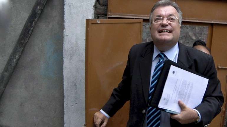 No currículo que surge na página do Governo a referência que surge é: "com credenciais de embaixador"