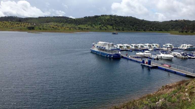 A equipa da Ervideira procurou um local tranquilo, onde não existissem águas frias no inverno e águas quentes no verão