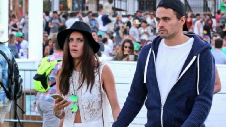 Sara Sampaio no festival Coachella ao lado de Oliver Ripley