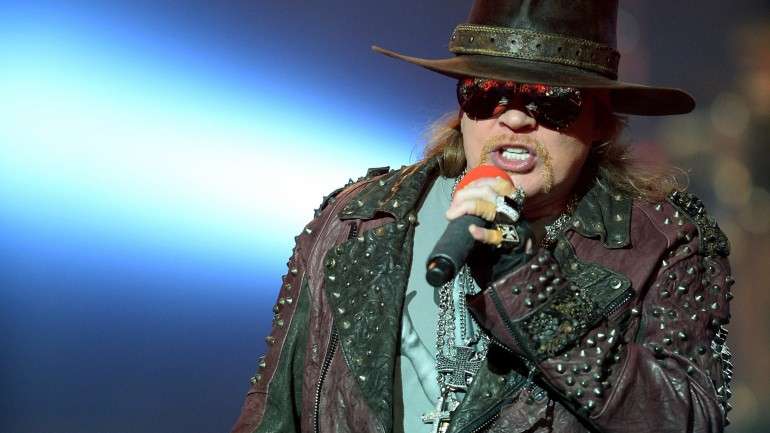 O vocalista dos Guns N' Roses vai atuar em Portugal com os AC/DC a 7 de maio, no Passeio Marítimo de Algés