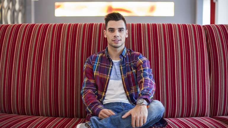 Aos 21 anos, o piloto português está na época de estreia no Moto2, após ser vice-campeão mundial no Moto3. A prioridade é chegar ao MotoGP e não tanto acelerar no curso de Medicina Dentária: "A prioridade, agora, não é ter boas notas, é andar em altas no meu desporto"