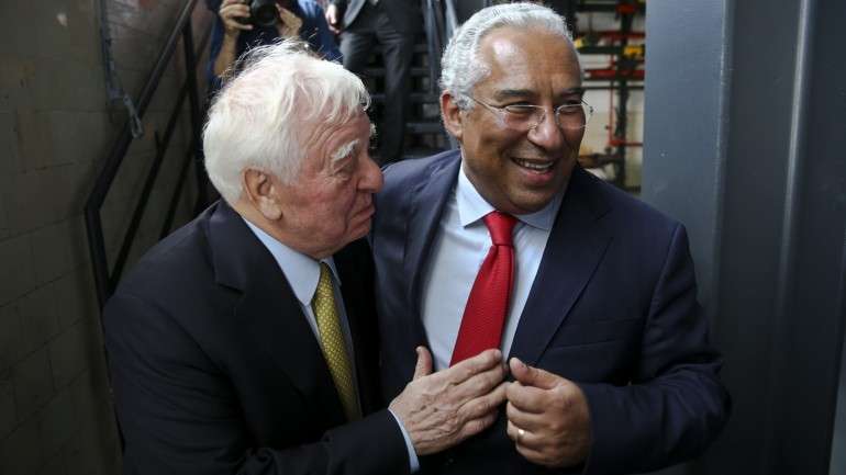 Visivelmente desconfortável, António Costa limitou-se a acenar com a cabeça e a responder "muito bem, sim senhor"
