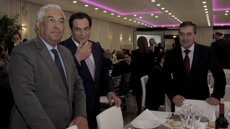 João Vasconcelos, secretário de Estado da Indústria, à direita de António Costa.