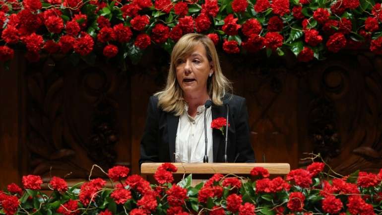Um dos discursos mais duros foi o da ex-ministra da Justiça, Paula Teixeira da Cruz, que falou em nome da bancada do PSD com um cravo na lapela