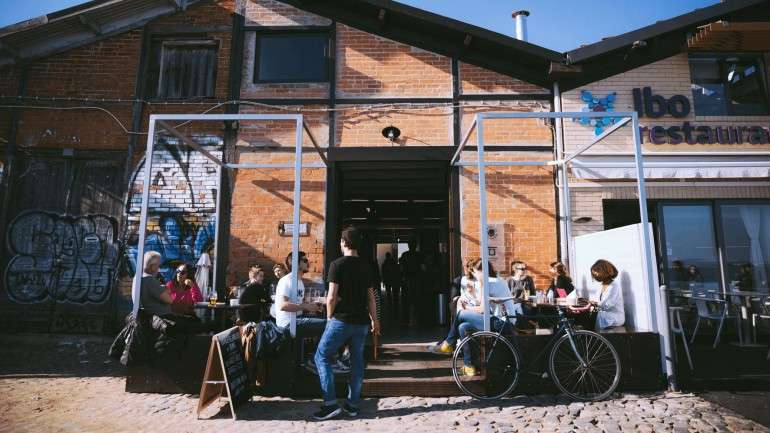 O Montana Lisboa Café ocupa um dos antigos armazéns portuários do Cais do Sodré.
