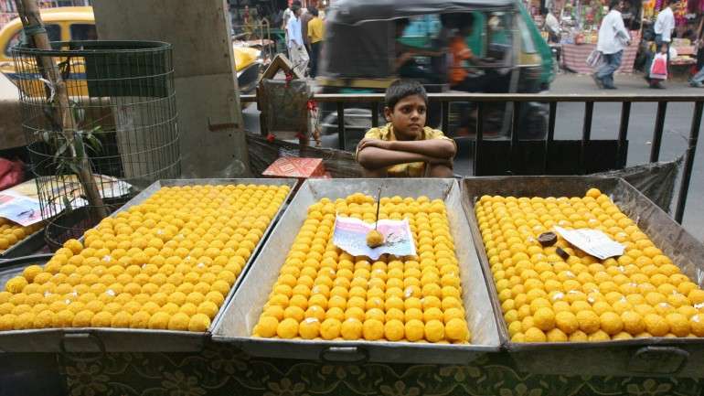 Laddu a ser vendido nas ruas do Paquistão