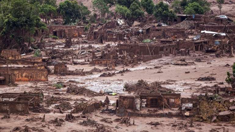 A rutura de duas barragens lançou no Rio Doce 50 milhões de toneladas de resíduos de minério de ferro, com altos níveis de metais e produtos químicos tóxicos