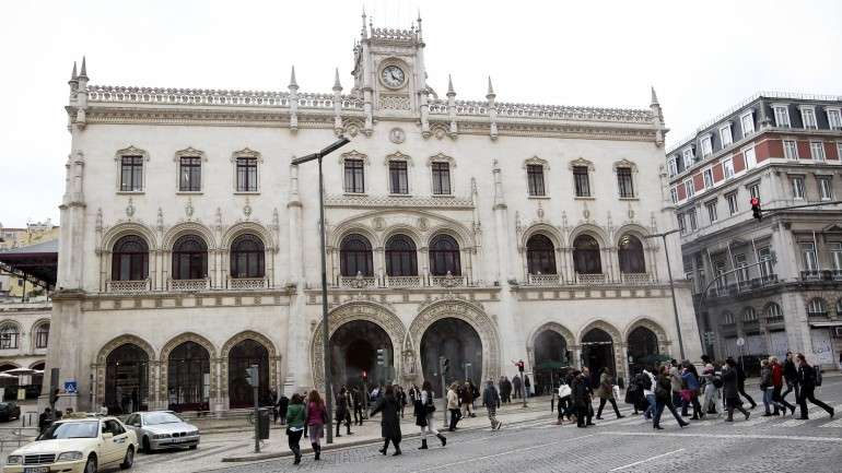 A estátua do rei D. Sebastião encontrava-se à entrada da estação do Rossio enquadrada por dois arcos em forma de ferradura