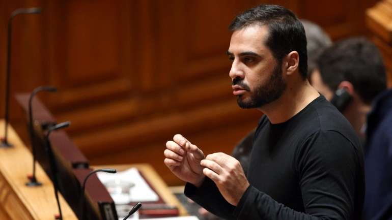 O deputado do PCP, Miguel Tiago, discursa durante a sessão plenária na Assembleia da República