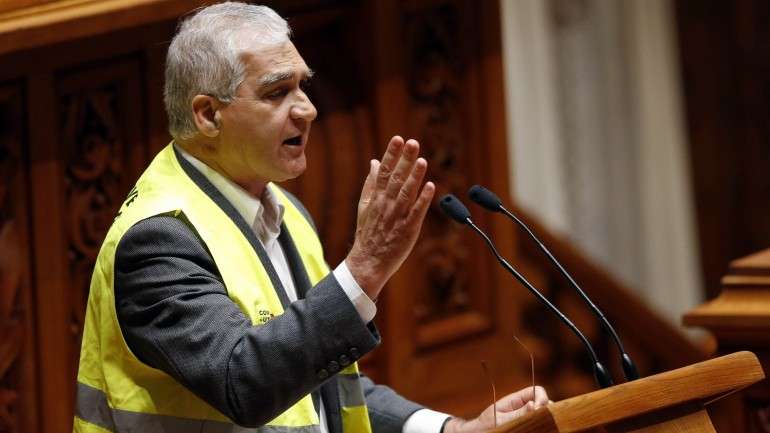 Deputado do BE João Vasconcelos subiu à tribuna com um colete refletor, com a inscrição Proibido portagens na A22