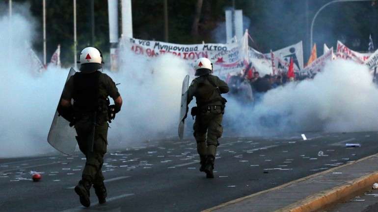 Milhares de pessoas estão nas ruas, em Atenas e Salónica, numa manifestação convocada por organizações de esquerda