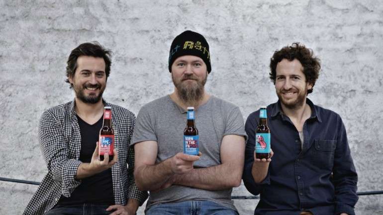 Bruno Carrilho (à esquerda) e Nuno Melo (à direita) desencantaram um viking-cervejeiro: Nick Rosich (ao centro).