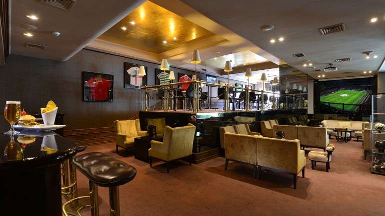 Os lugares sentados no Real Sports Bar já estão todos reservados. Mas pode sempre tentar arranjar um espaço ao balcão.