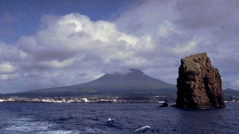 O processo de reconstrução da ilha foi liderado pelo Governo Regional dos Açores, que investiu mais de 255 milhões de euros na construção, reabilitação e recuperação de habitações
