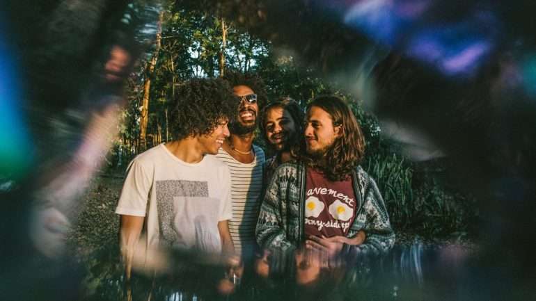 O quarteto brasileiro Boogarins regressa a Portugal esta sexta-feira