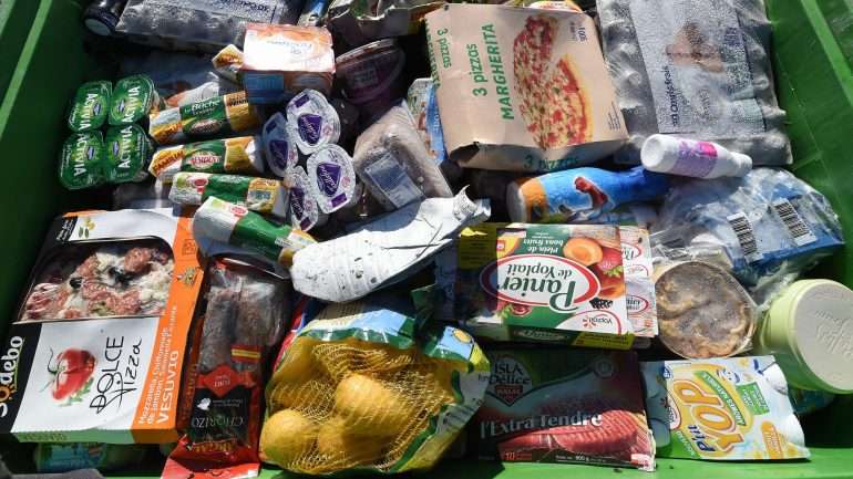 A comida para aquecer no microondas deve ser colocada num recipiente de vidro