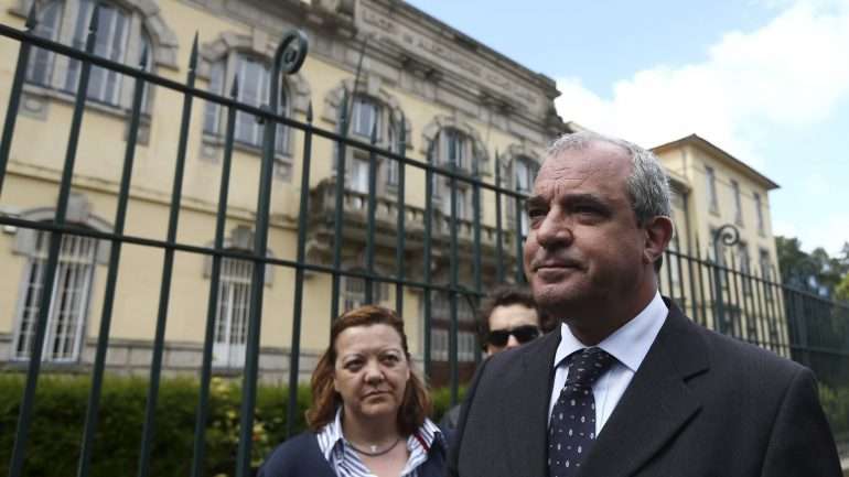 O líder da Federação Nacional da Educação, João Dias da Silva, à entrada da Escola Alexandre Herculano, Porto