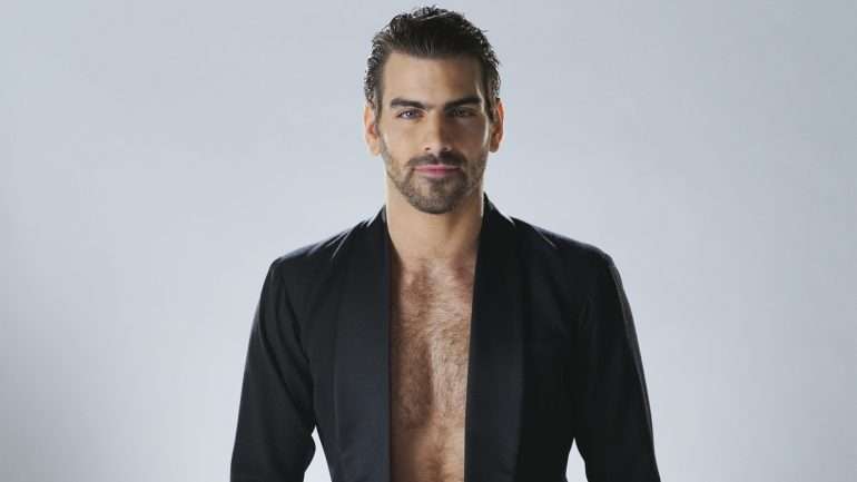 Nyle Dimarco é um dos top models masculinos da actualidade, favorito ao primeiro lugar do programa americano "Dancing With The Stars" e que trouxe de volta a sensualidade dos homens com pelos no peito.