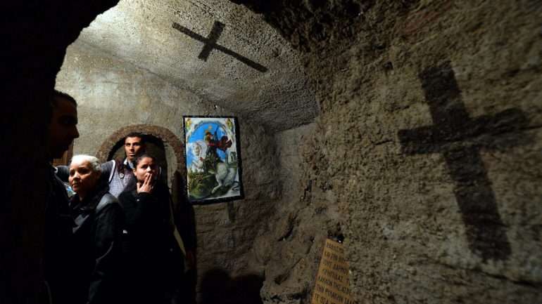 Egípcios visitam uma igreja a sul do Cairo, em 2013