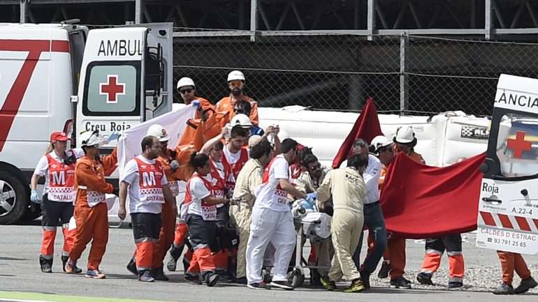 Luis Salom teve de ser transportado de ambulância