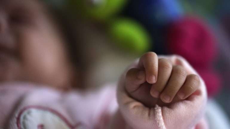 Bebé nasceu com 2,350 quilos e ficou internado na Unidade de Cuidados Intensivos Neonatais, na Maternidade Alfredo da Costa