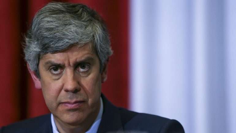 O Ministério das Finanças, tutelado por Mário Centeno, garante que o Governo continuará a trabalhar com "serenidade" e "responsabilidade"