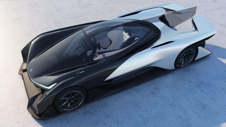 Um dos protótipos mais curiosos da Faraday Future é o FFZERO1, com ares de Batmobile. Possui quatro motores eléctricos, um por roda, no total de 1000 cv e atinge 100 km/h em 3,0 segundos e 320 km/h de velocidade máxima