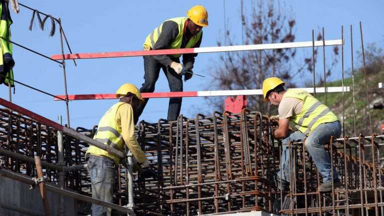 Os contratos celebrados e reportados até final de abril totalizam 293 milhões de euros, menos 21% que no ano anterior