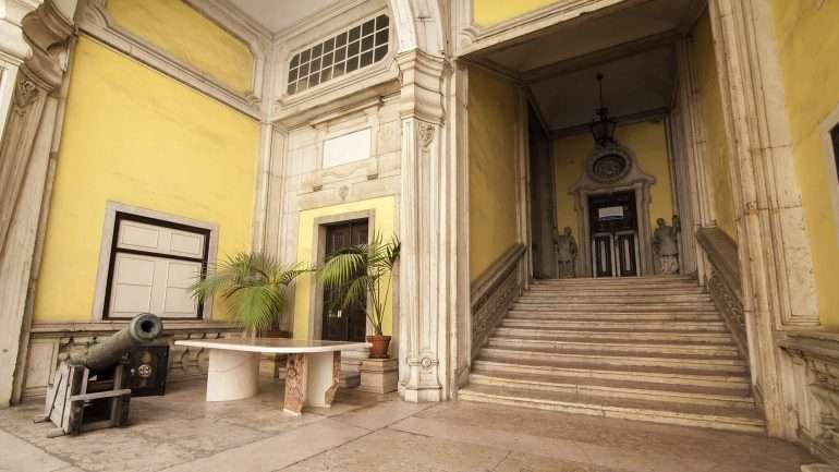 O Palácio Marim Olhão está ainda ocupado por uma leiloeira e outras lojas