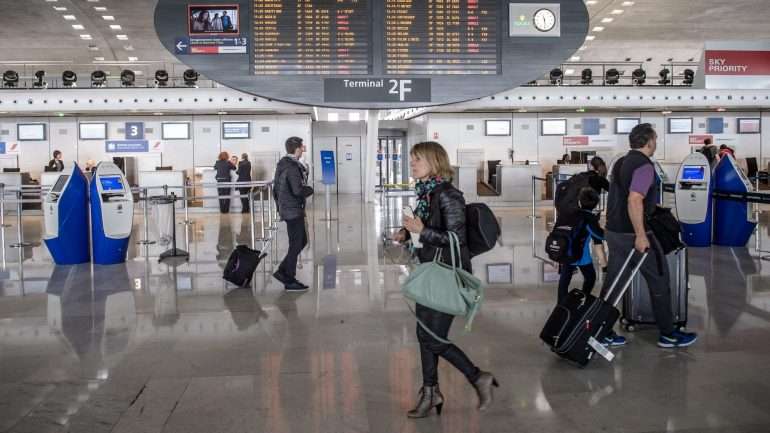 A Ryanair anunciou ter sido "forçada a cancelar 166 voos que deveriam realizar-se a partir de França"