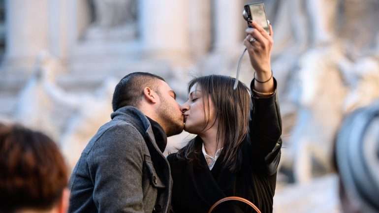 O site Psychology Today lembra que não se deve publicar fotografias com a outra pessoa sem pedir permissão porque pode ser interpretado como uma falsa felicidade.