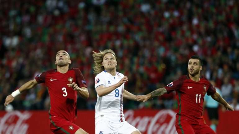 Foram estes dois, Pepe e Vieirinha, que não seguiram Ricardo Carvalho e ficarem a pensar que o outro ia atrás de Bjarnasson. Resultado: este cabeludo marcou o primeiro golo da Islândia na história de Europeus