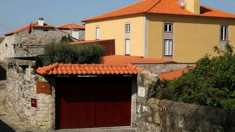 A Casa D'João Enes, em Afife, tinha um aviso no site de reservas a discriminar a admissão de lésbicas e gays, assim como de adeptos de futebol ou de consumidores de drogas