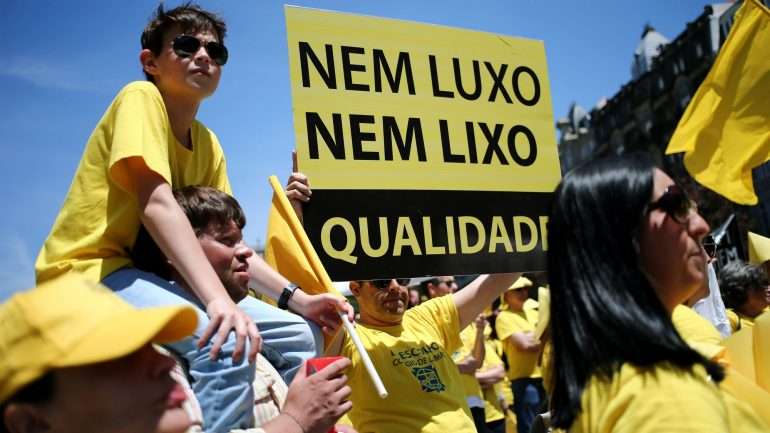 O processo dos contratos de associação foi "feito de uma forma muito veloz, muito ágil, e transformou este assunto num tema que dividiu a sociedade portuguesa", diz o presidente da Câmara de Gaia