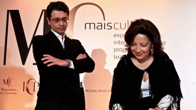 A ex-ministra da Cultura acusou uma jornalista do Público de escrever "factos falsos"