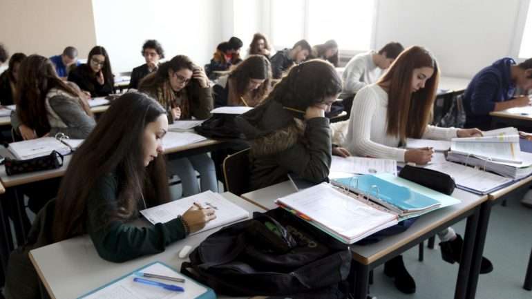 Em 2014/2015 havia 1.699.976 inscritos desde o pré-escolar ao ensino secundário e considerando público e privado