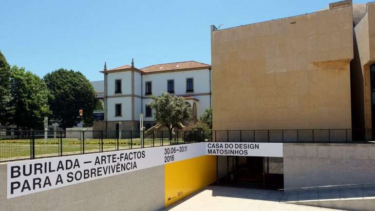 Antes guardava carros. Agora, o espaço guarda obras que explicam e mostram o design português