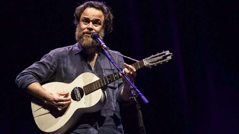 O cantor brasileiro Rodrigo Amarante atua no festival MIMO, este domingo