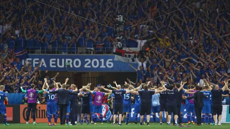 A equipa islandesa depois do jogo contra Inglaterra, que venceu por 2-1