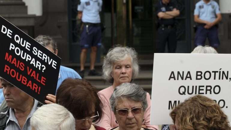Durante cerca de meia hora, os manifestantes estiveram à porta do banco a gritar "queremos o nosso dinheiro"