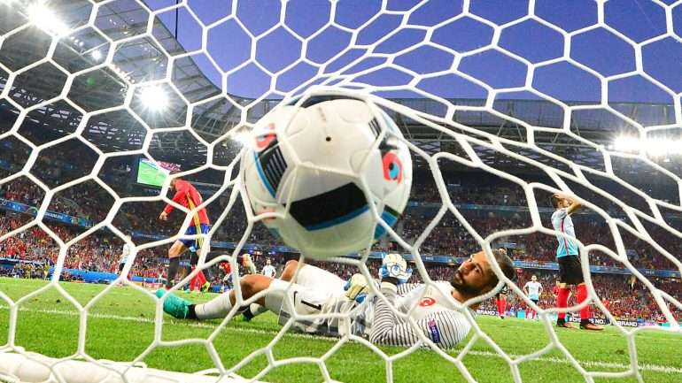 Fizemos contas às bolas que chegaram aos ferros no Euro 2016 e fomos entender quão estranhos são estes fenómenos