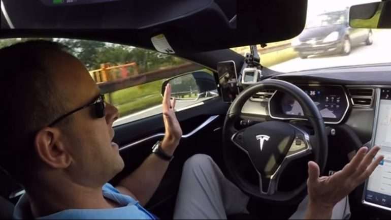 O automóvel avisa os condutores de que devem manter as mãos no volante