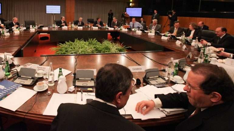 Mario Draghi, presidente do BCE (esquerda) e Vítor Constâncio (direita).