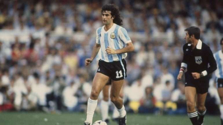 Isto era Mario Kempes, em 1978, durante a final do Mundial que a Argentina ganhou (3-1) à Holanda, com dois golos dele. Acabou a prova com seis marcados, só com bis.