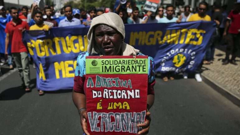 "Imigrante em Portugal, cidadão igual", "Imigrantes contra a escravatura", "Expulsão não é a solução", lia-se nos cartazes