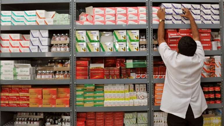 O princípio ativo, opicapona, é um inibidor da COMT (catecol-O-metiltransferase), e o novo fármaco deve ser tomado uma vez por dia